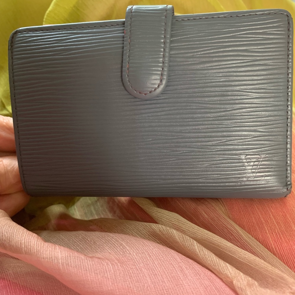 Excellent condition Louis Vuitton Epi bifold Wallet